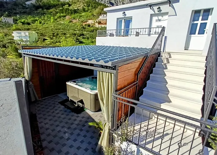 Hill With Private Pool מאקרסקה